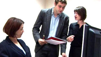 Master Office Politics: Essential Tips to Navigate Workplace Power Plays 💼