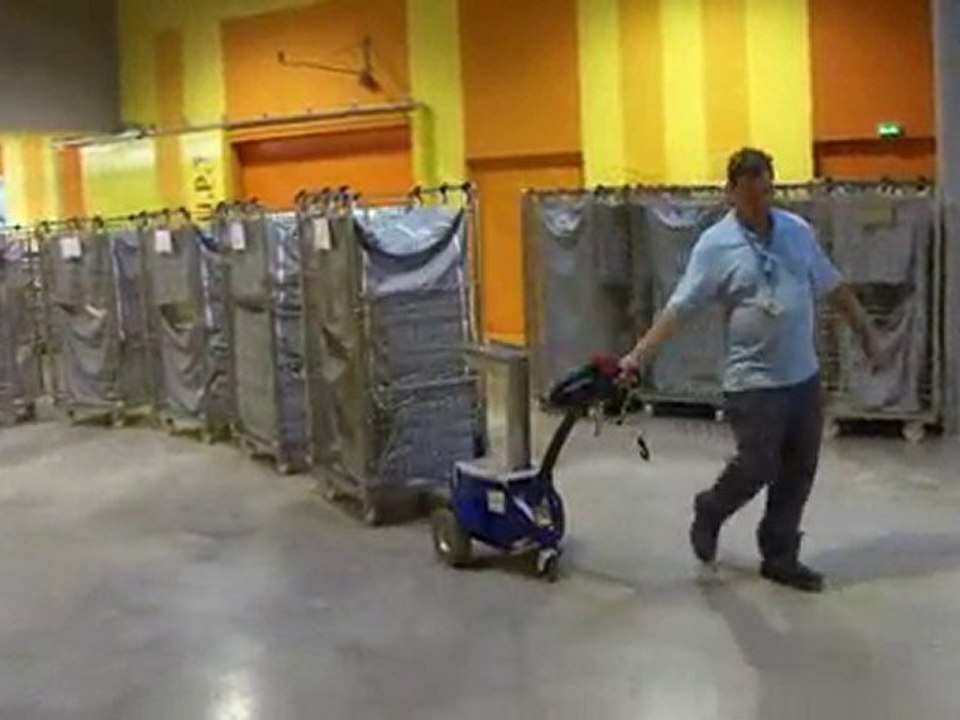 Tracteur remorqueur électrique JOBBYM3 en milieu hospitalier