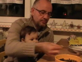 Amélie goûte le fromage