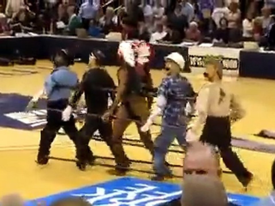 Les village people sur un terrain de basket NBA