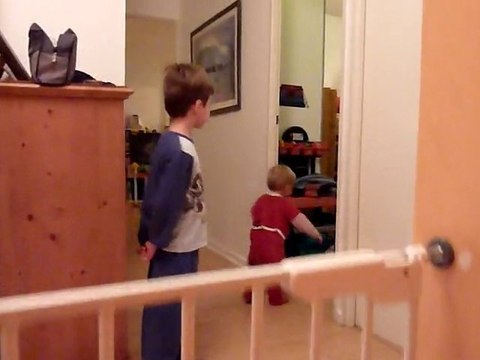 20101213 Romain monte les escaliers Merignac