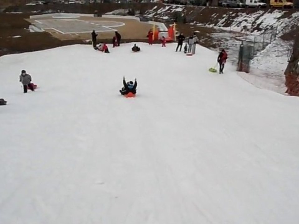 Lina et tom sur la luge