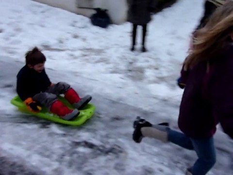 20101220 Clara tire Nico en luge Garches