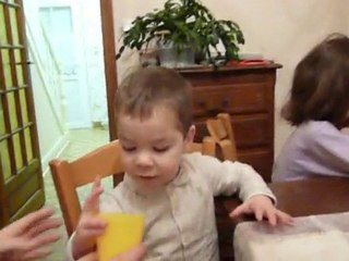 Solène joue avec sa cousine Diane