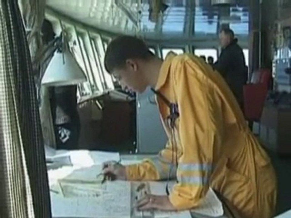 Icebreakers reach trapped Russian ships