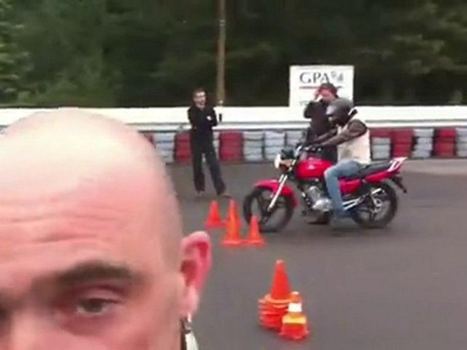 Il passe son permis moto en roue arriere