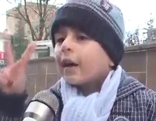 Spiker röportaj yaparken babası ile yoldan geçen ufaklık;)