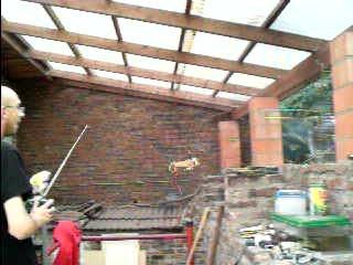 BELL 47G au dessus d'un barbecue