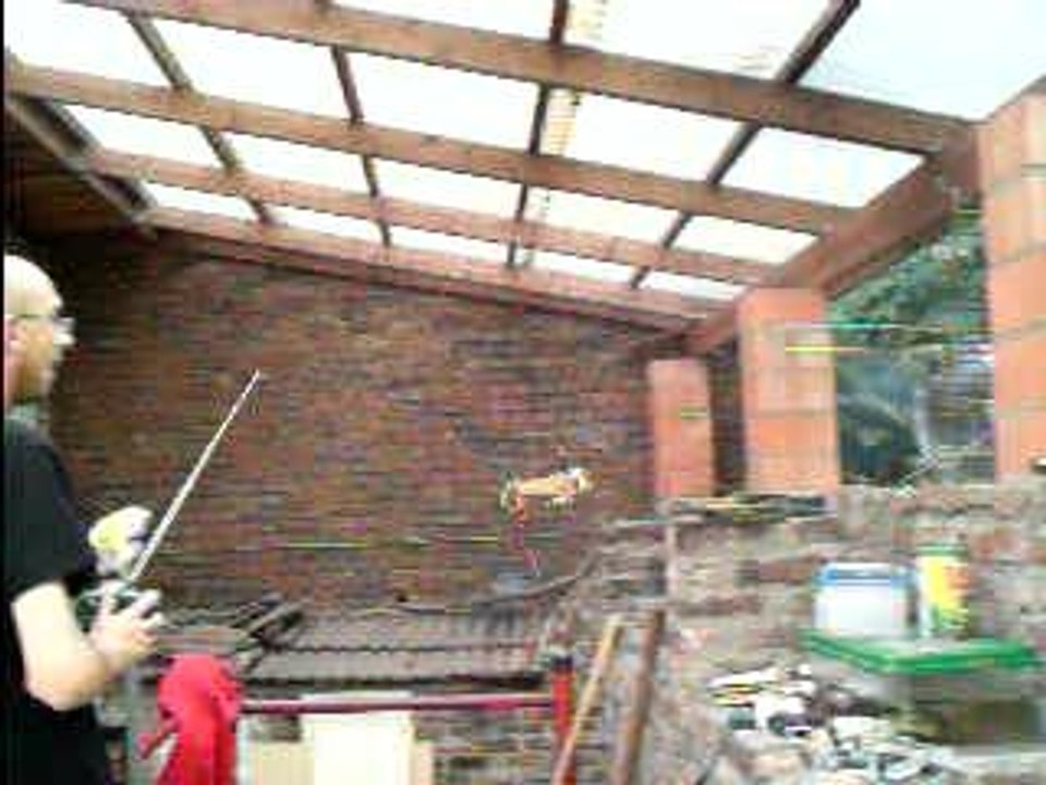 BELL 47G au dessus d'un barbecue