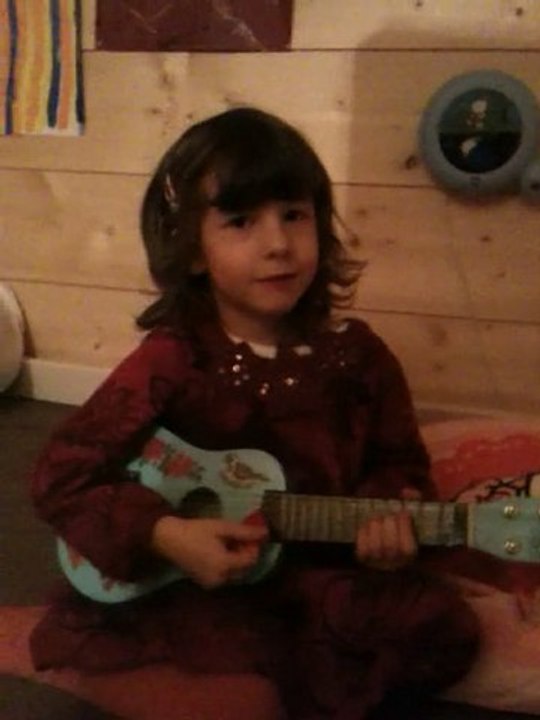 Louloute joue de la guitare pour le père-noël