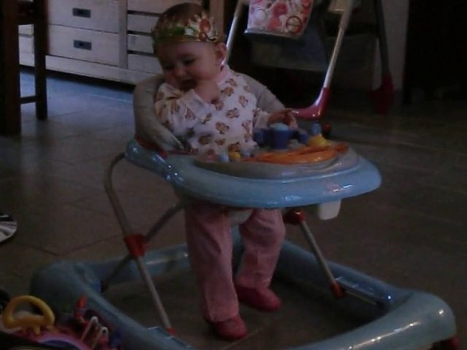 raphaelle dans son trotteur