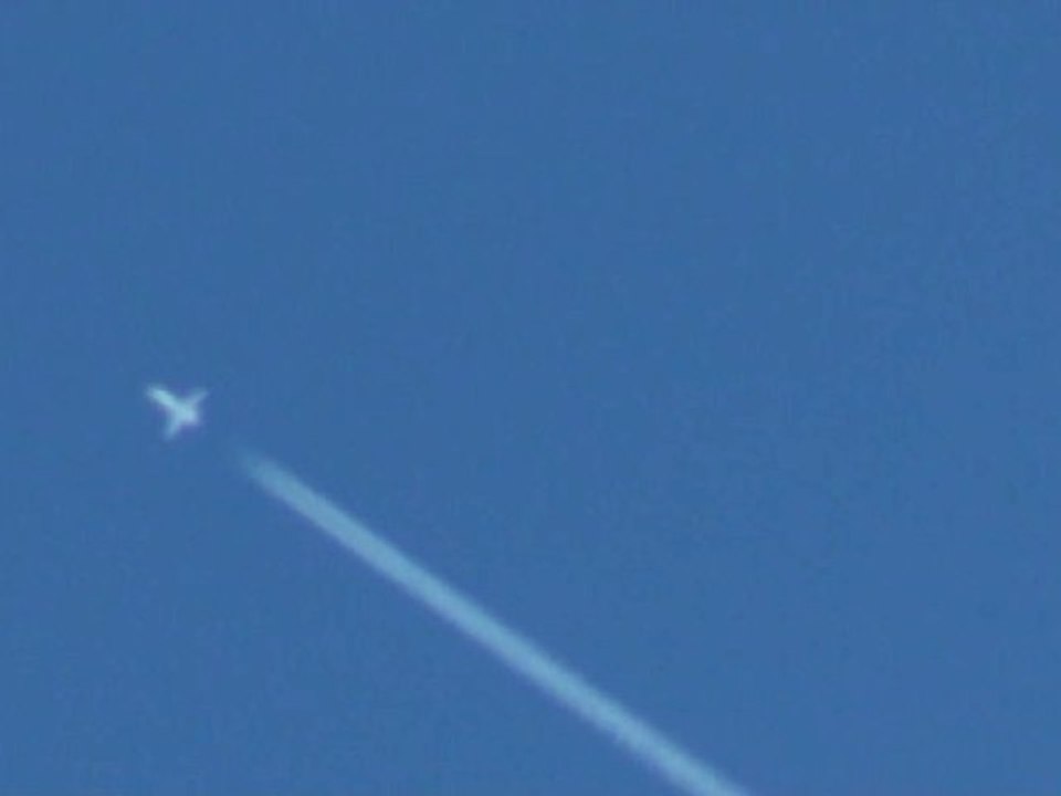chemtrail special small plane 13.11.2010 13H40