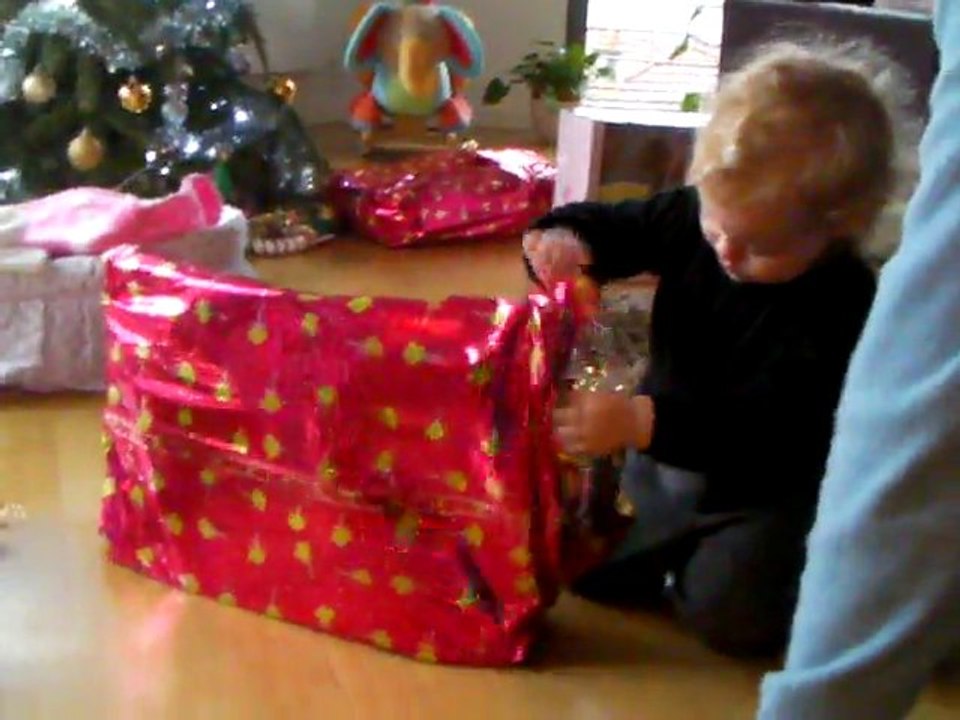 Clotilde ouvre ses cadeaux
