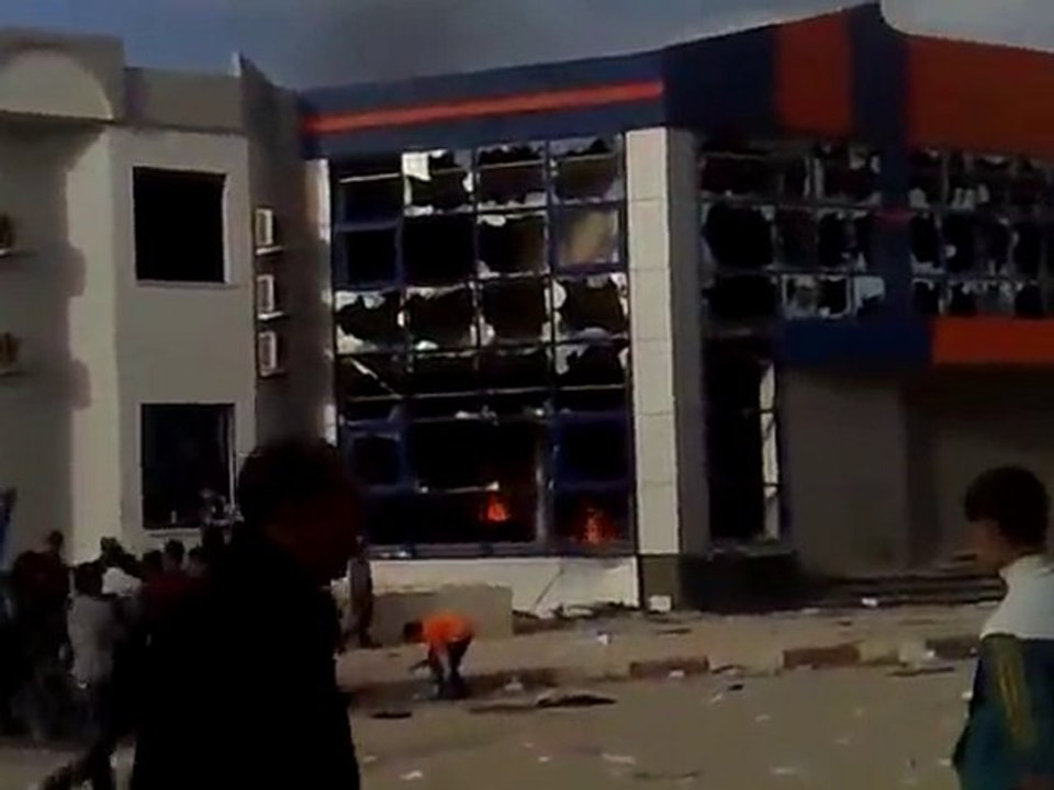 ES EMEUTES EN ALGERIE-(Mahdia) 08-01-2011 ! [HQ]