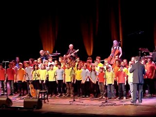 Pierre Perret et les enfants de l'école Jules Ferry