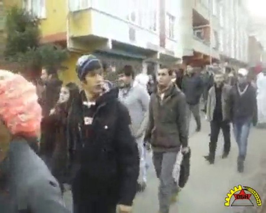 Liseliler ve İşçiler, Polis Terörüne Karşı Yürüdüler!