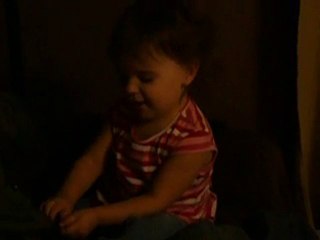 Ève qui récite une comptine de Passe-partout.