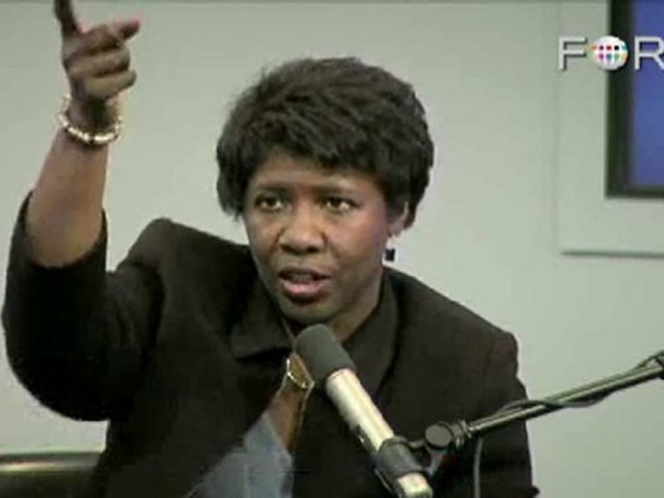 Moderator Gwen Ifill Bites Tongue During 'Palin Debate'