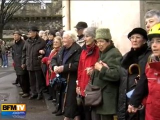 Des catholiques manifestent contre un évêque