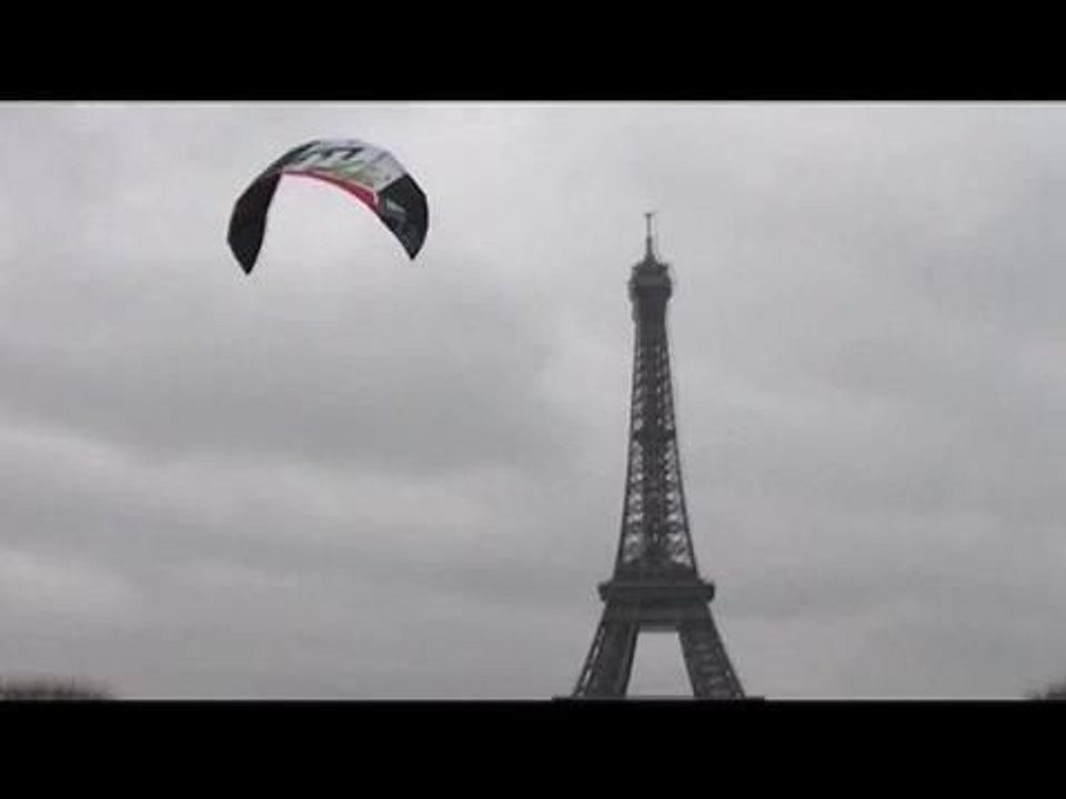 Snowkite : riding under the Eiffel Tower