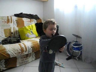 En avant-premiere, le 1er tube de Mahé : "T'aime papa !"