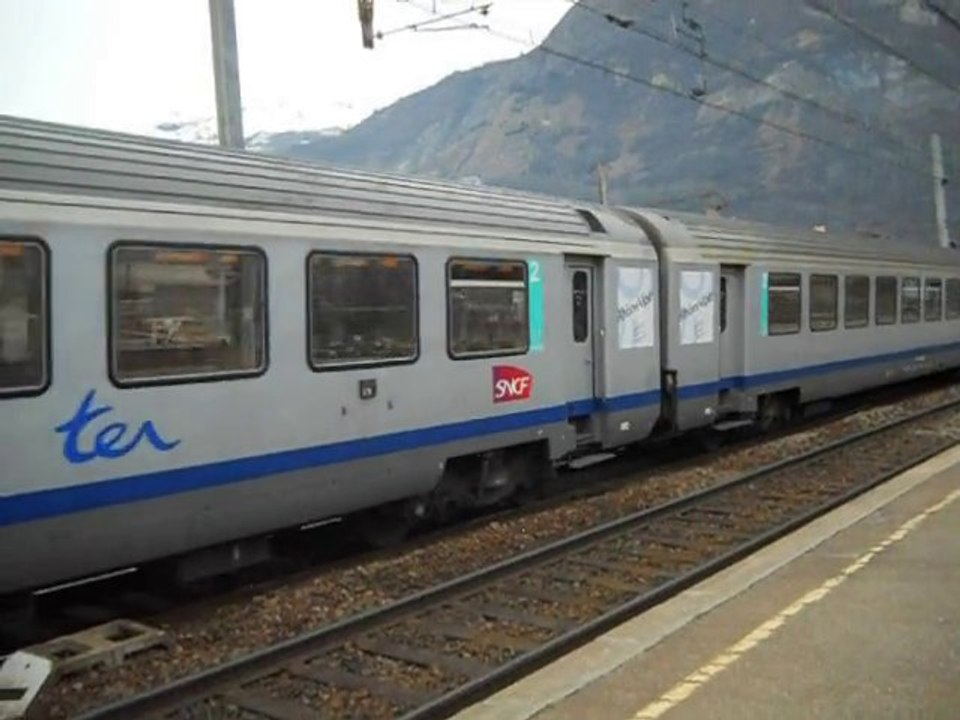 bb 22266 en voyage reversible avec des voitures ter