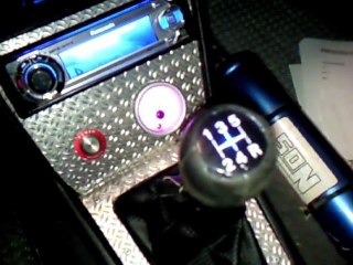 pommeau zx eclairé 7 couleurs posé dans la voiture