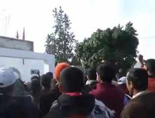 LE PEUPLE TUNISIEN DEMANDE A SON ARMEE D'INTERVENIR.