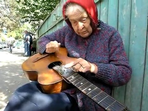 Inno sovietico suonato con una chitarra e una lampadina