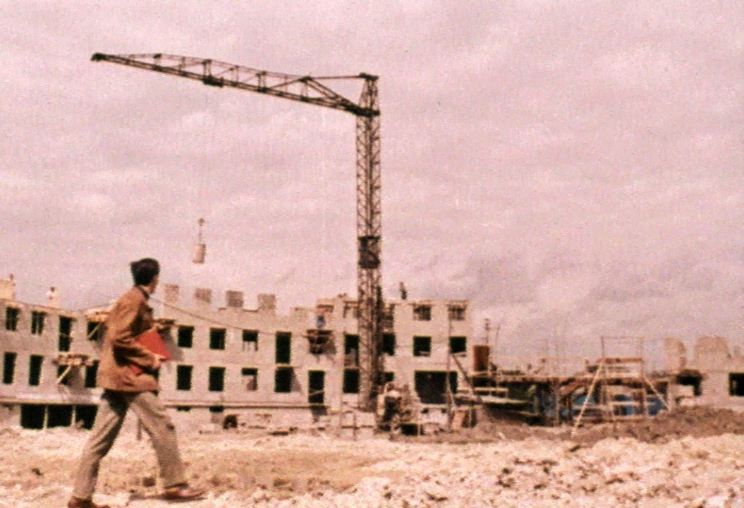 Cités du soleil 1958 Réalisation : Jean-Claude Sée Sujet : Fiction qui présente les réalisations des HLM en France et la lutte contre l'habitat indigne insalubre