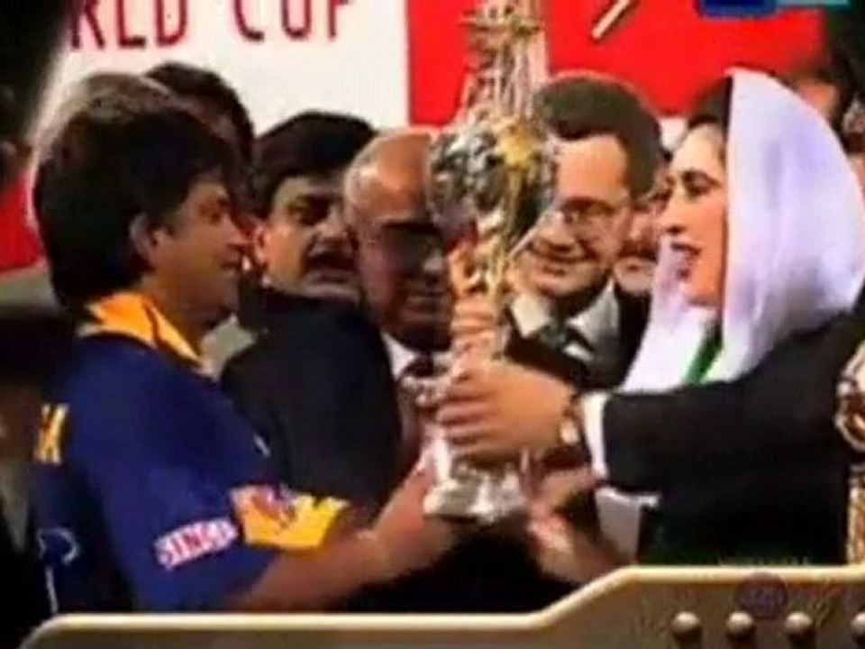 1996 worldcup in Pakistan - Banazir butto with the trophy