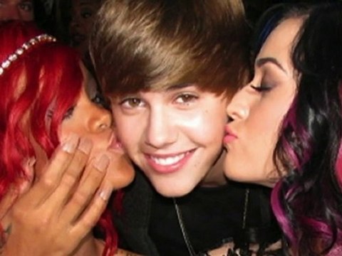 Justin Bieber locks lips