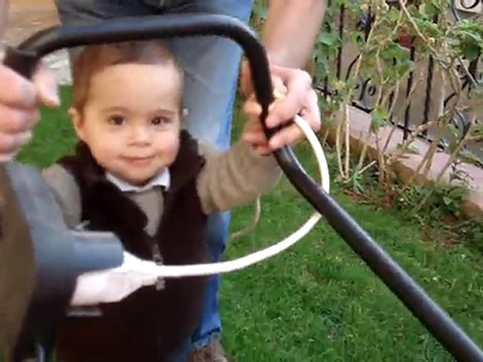 Anaël tond la pelouse (17 mois)