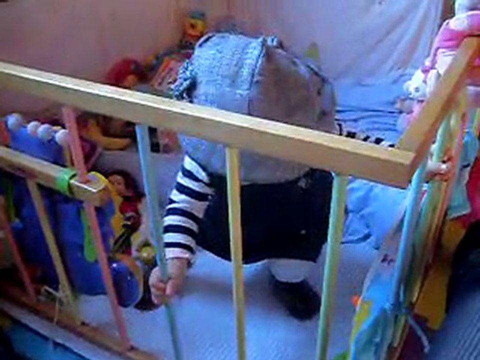 Lola se lève à 1 an