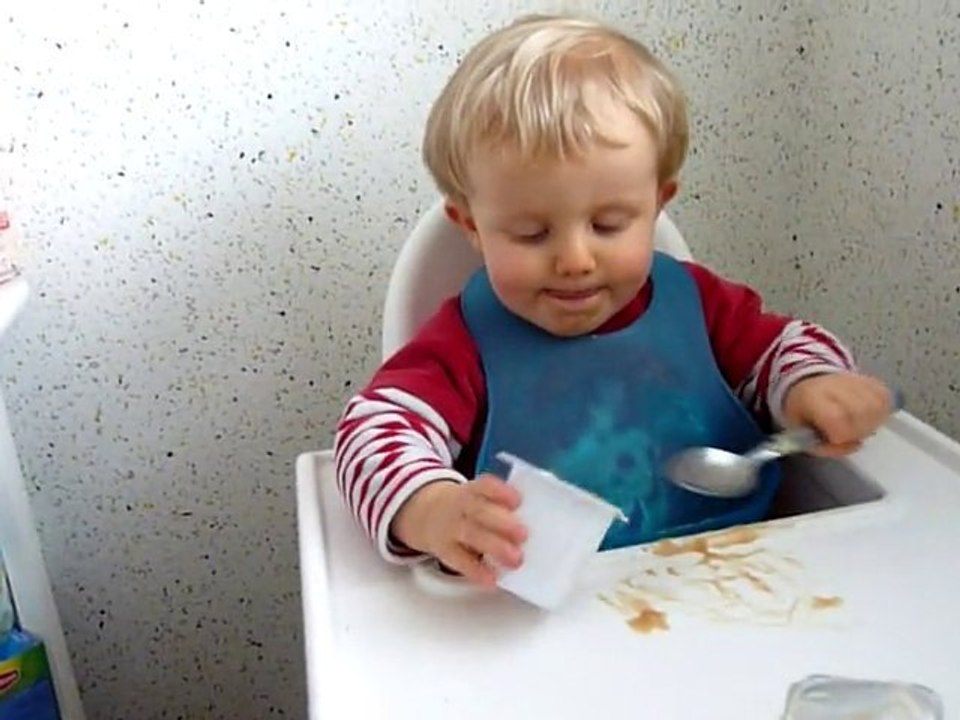 20110105 Romain mange tout seul 2 Merignac