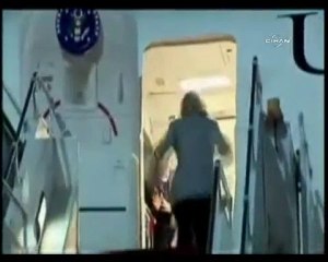Clinton uçağa binerken düştü