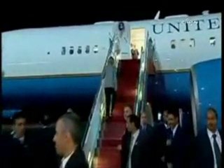 Clinton uçağa binerken böyle düştü