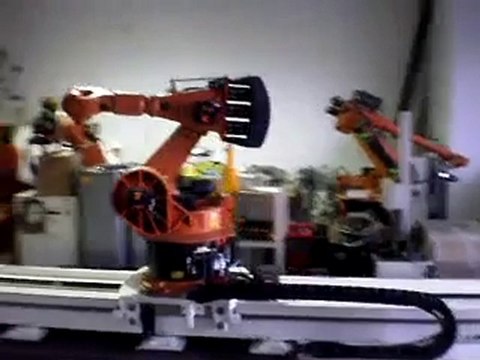 KUKA KR150L150 montato in un binario KUKA