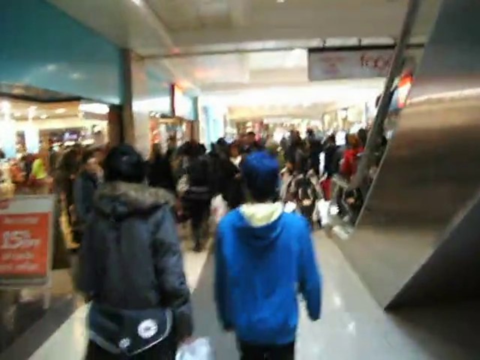 Les cheveux bleus assortis au pull over