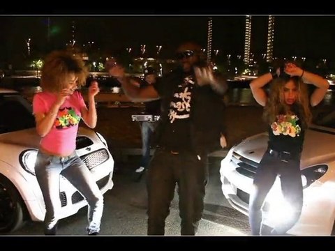 CLIP ON PLANE - LOS GRUMOS