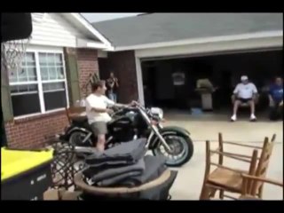 pagritianews.gr - Αποτυχημένη φόρτωση μοτοσυκλέτας