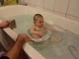 rapha dans son bain piscine mdr