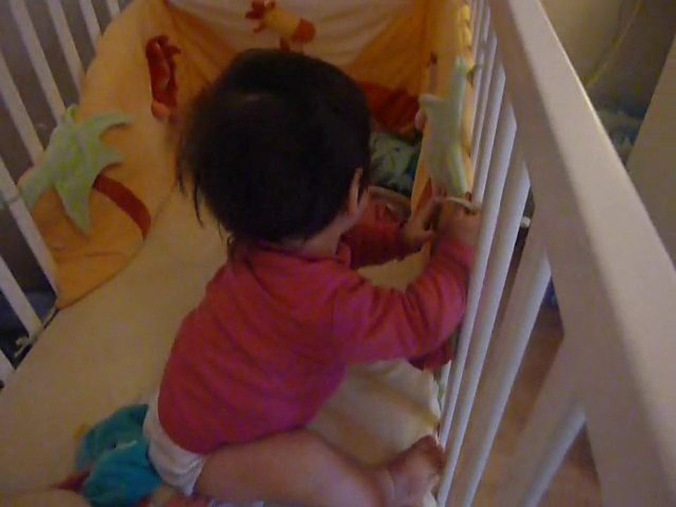 Elya dans son lit fait la fete