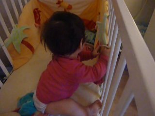 Elya dans son lit fait la fete