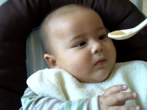 Lucas 5 mois cuillère