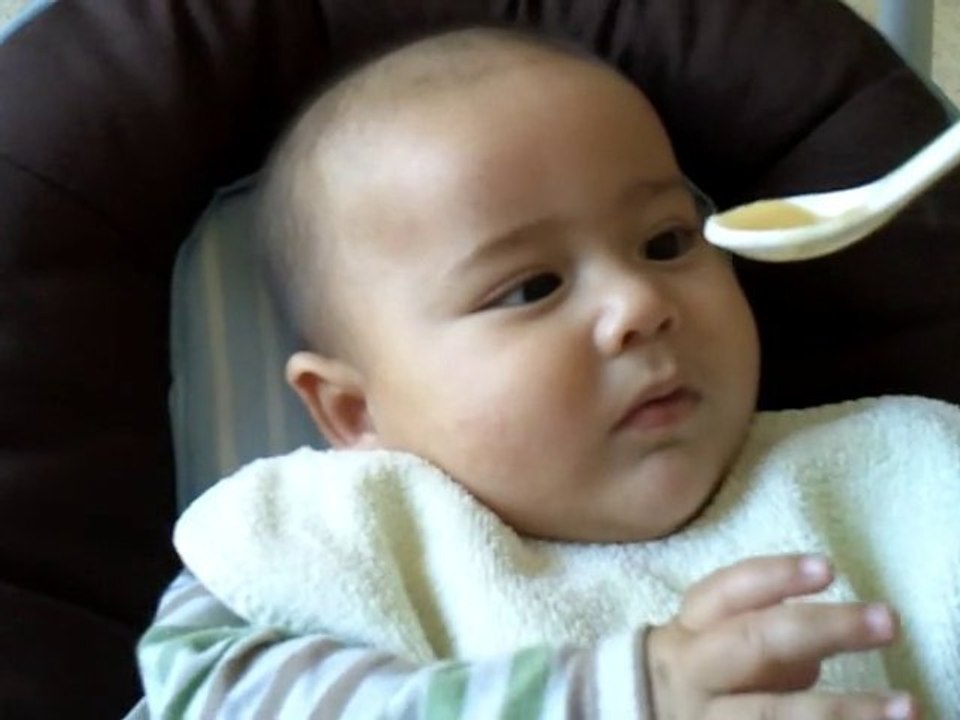 Lucas 5 mois cuillère