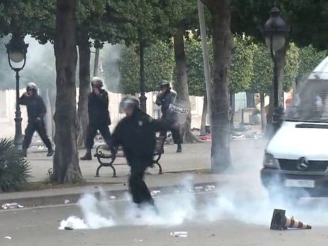 Tunis: la police disperse les manifestants, l'armée sur place