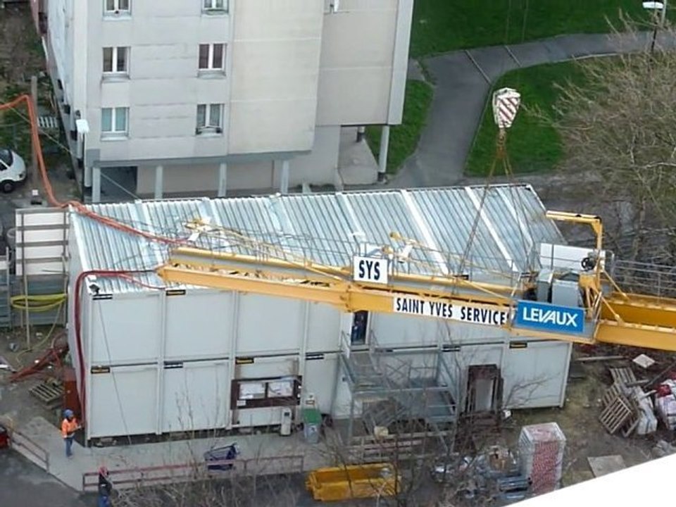 démontage d'une grue de chantier
