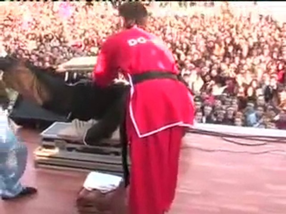 erol tangut halka açık çivilitahta gösteri1
