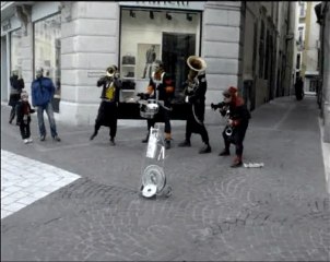 Vidéo Cie NAÜM (ex-FANFARNAÜM) Création Psychiatrik (essai perf.mobile)